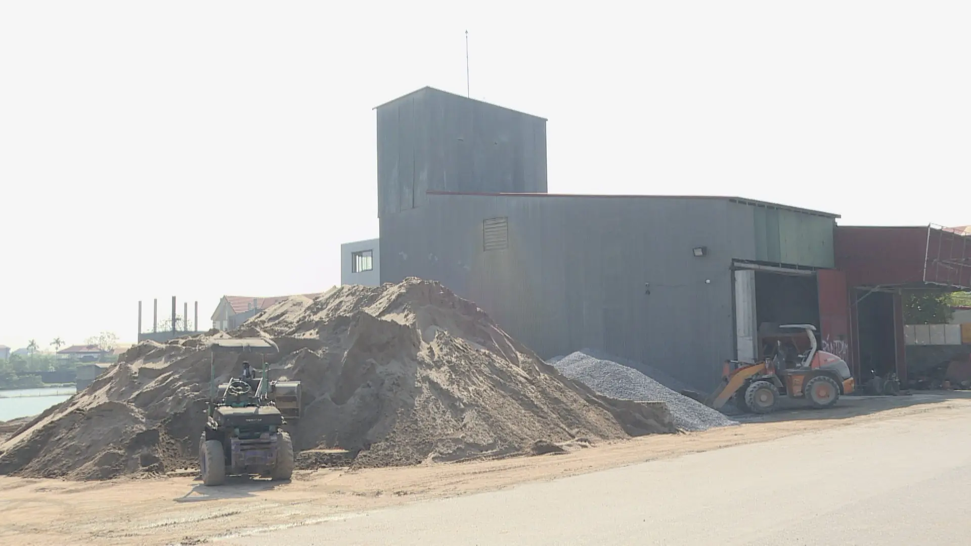 Xã Ứng Hòa cương quyết xử lý trạm trộn không phép | Hộp thư truyền hình | 27/12/2025